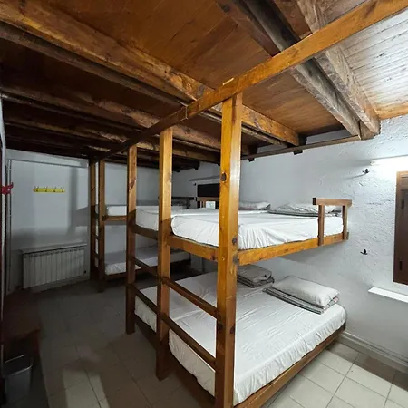 Hostal La Escuela De *