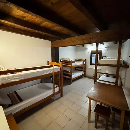 Hostal La Escuela De *